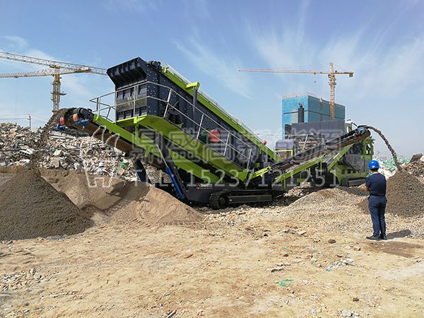 陜西·西安——履帶式移動(dòng)破碎站在資源化現(xiàn)場(chǎng)